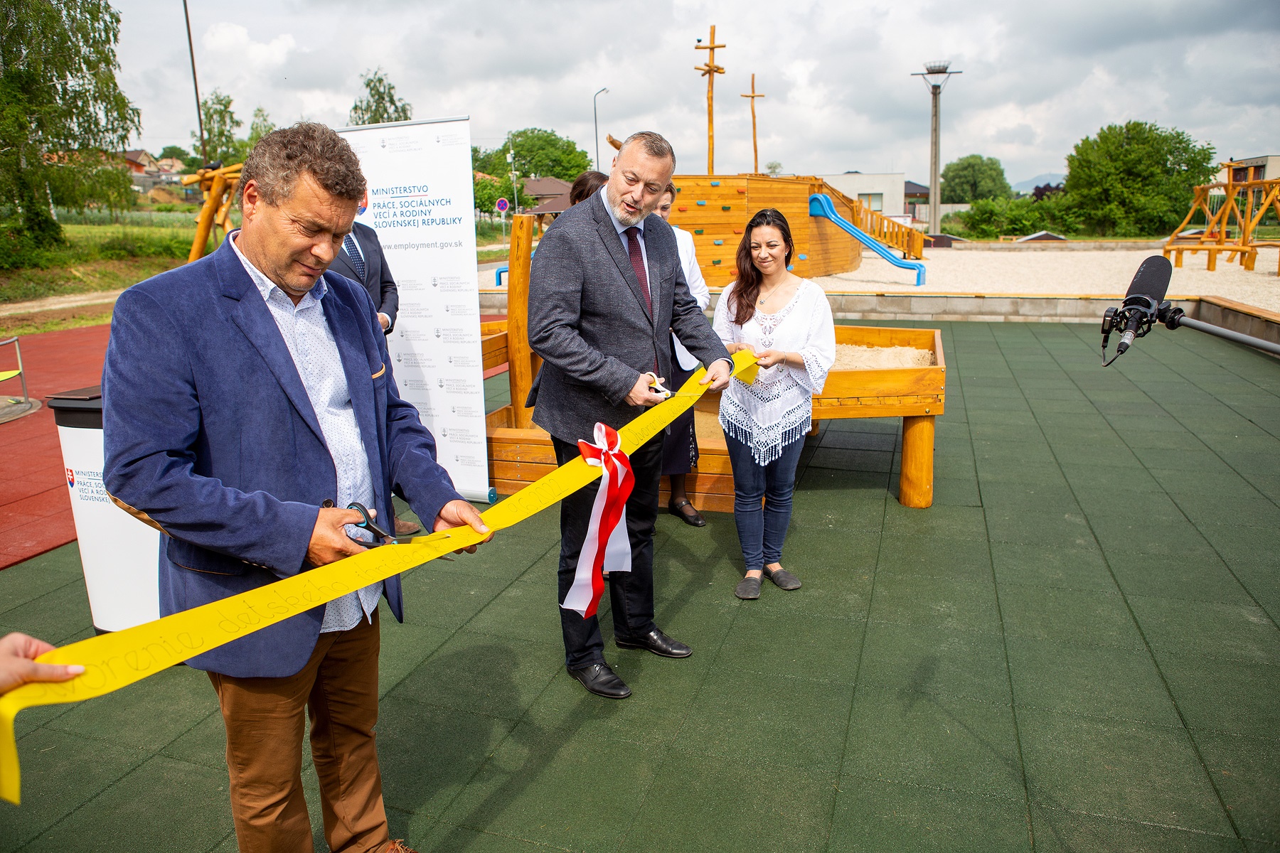 2022 06 09 golianovo slavnostne otvorenie detskeho ihriska rodinka strihanie stuzky | WebJET CMS