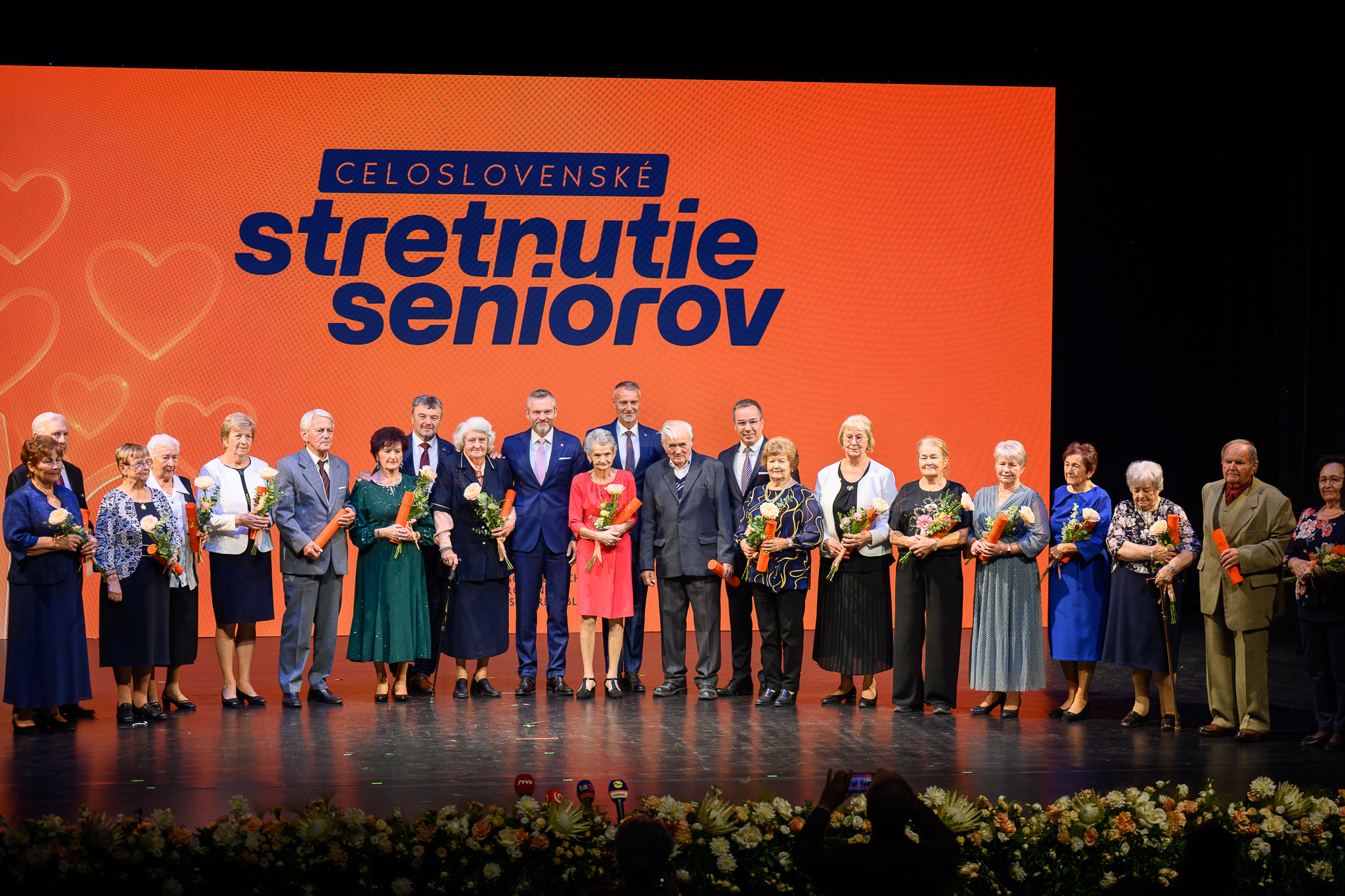 celoslovenske stretnutie seniorov spolocna fotografia ocenenymi | WebJET CMS Spoločná fotografia s ocenenými na Celoslovenskom stretnutí seniorov