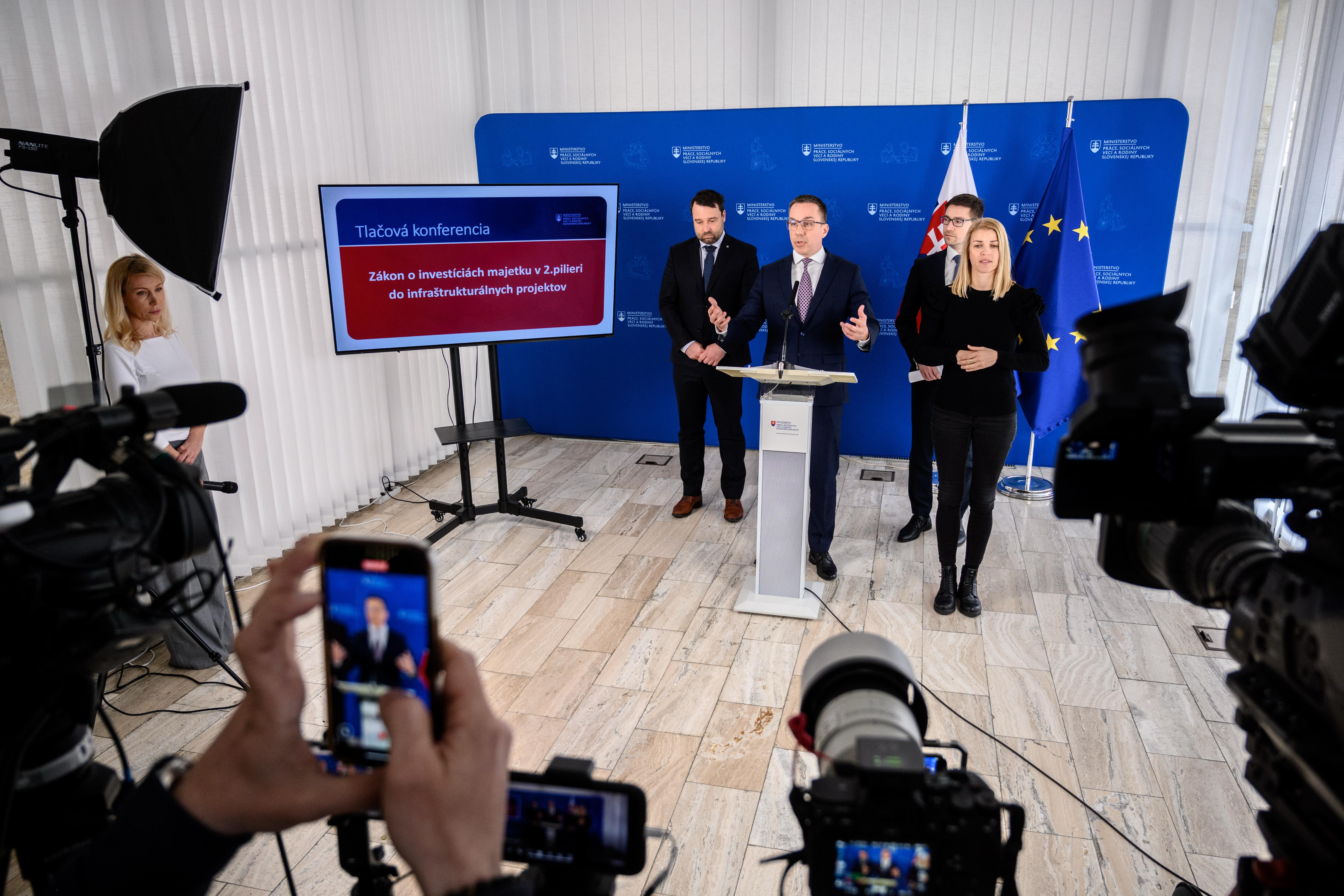 minister prace e tomas predstavuje zakon investiciach z ii piliera | WebJET CMS