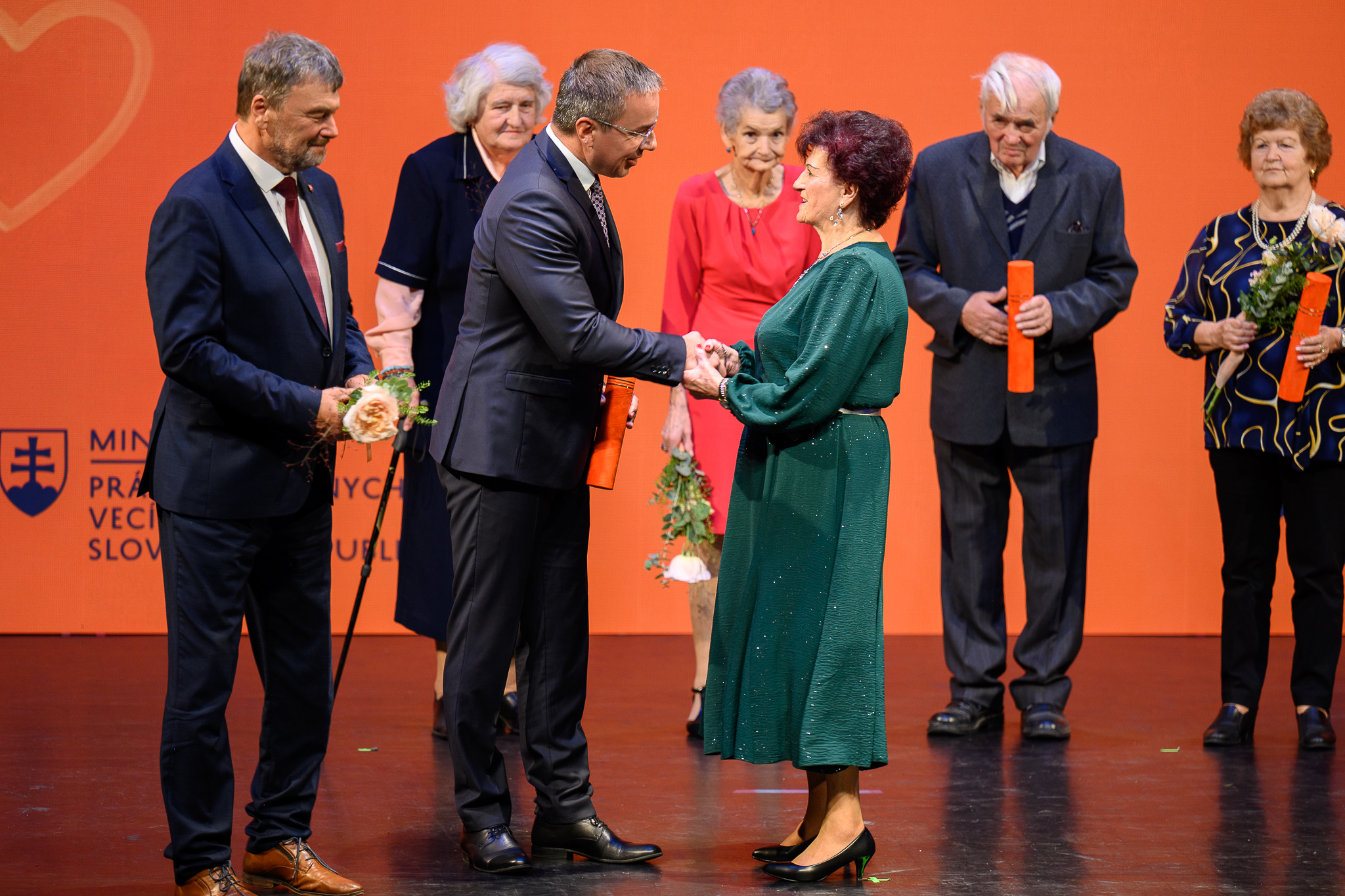 Minister práce, sociálnych vecí a rodiny Erik Tomáš a Predseda Jednoty dôchodcov na Slovensku Jozef Tokár odovzdávajú ďakovný list