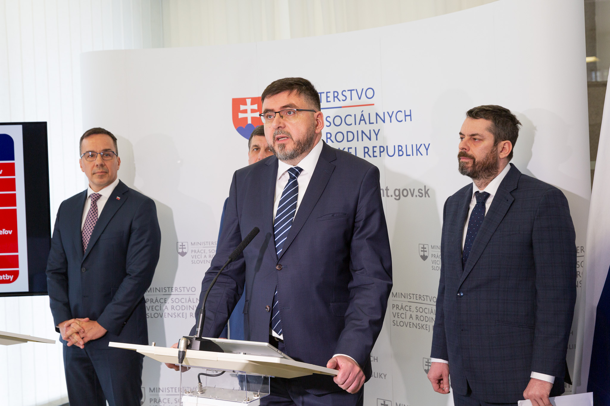 Predseda ZMOS-u Ján Božik na ministerstve práce na tlačovej konferencii k opatrovateľskej službe | WebJET CMS