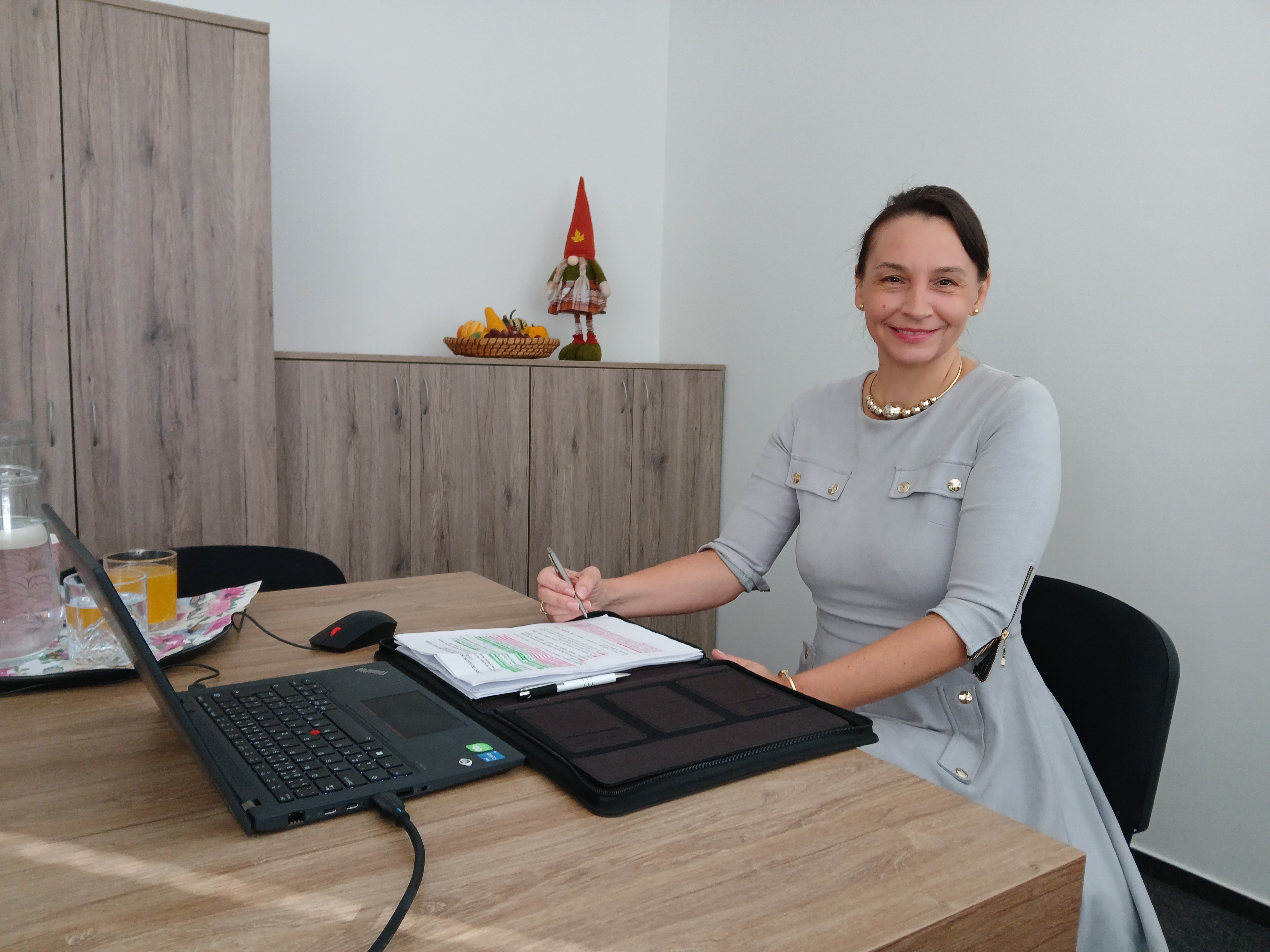 20241001 095843 | WebJET CMS Generálna riaditeľka ISV za pracovným stolom.