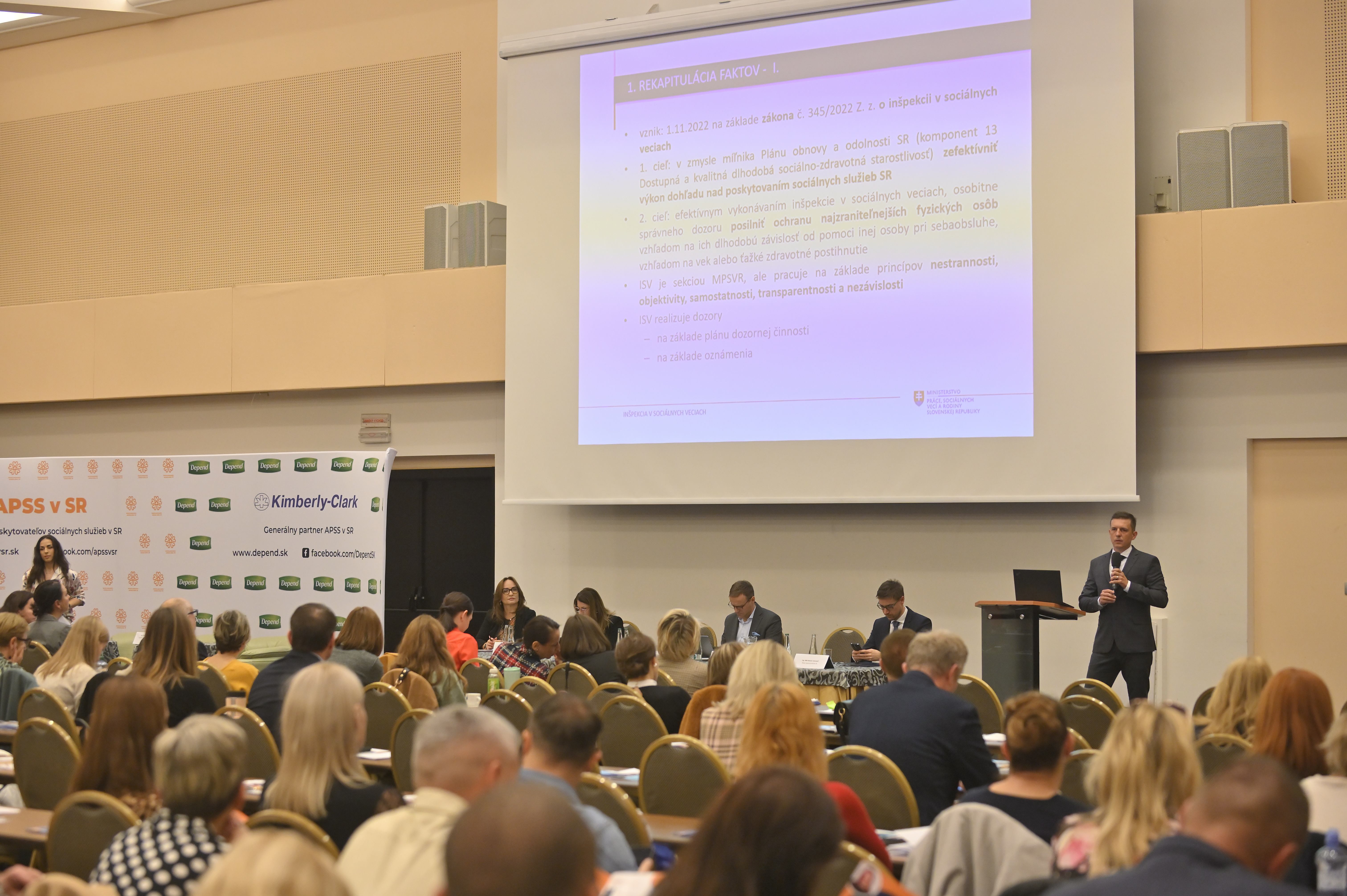 foto kapss 03 | WebJET CMS Prednášajúci pred sálou s účastníkmi v hľadisku.